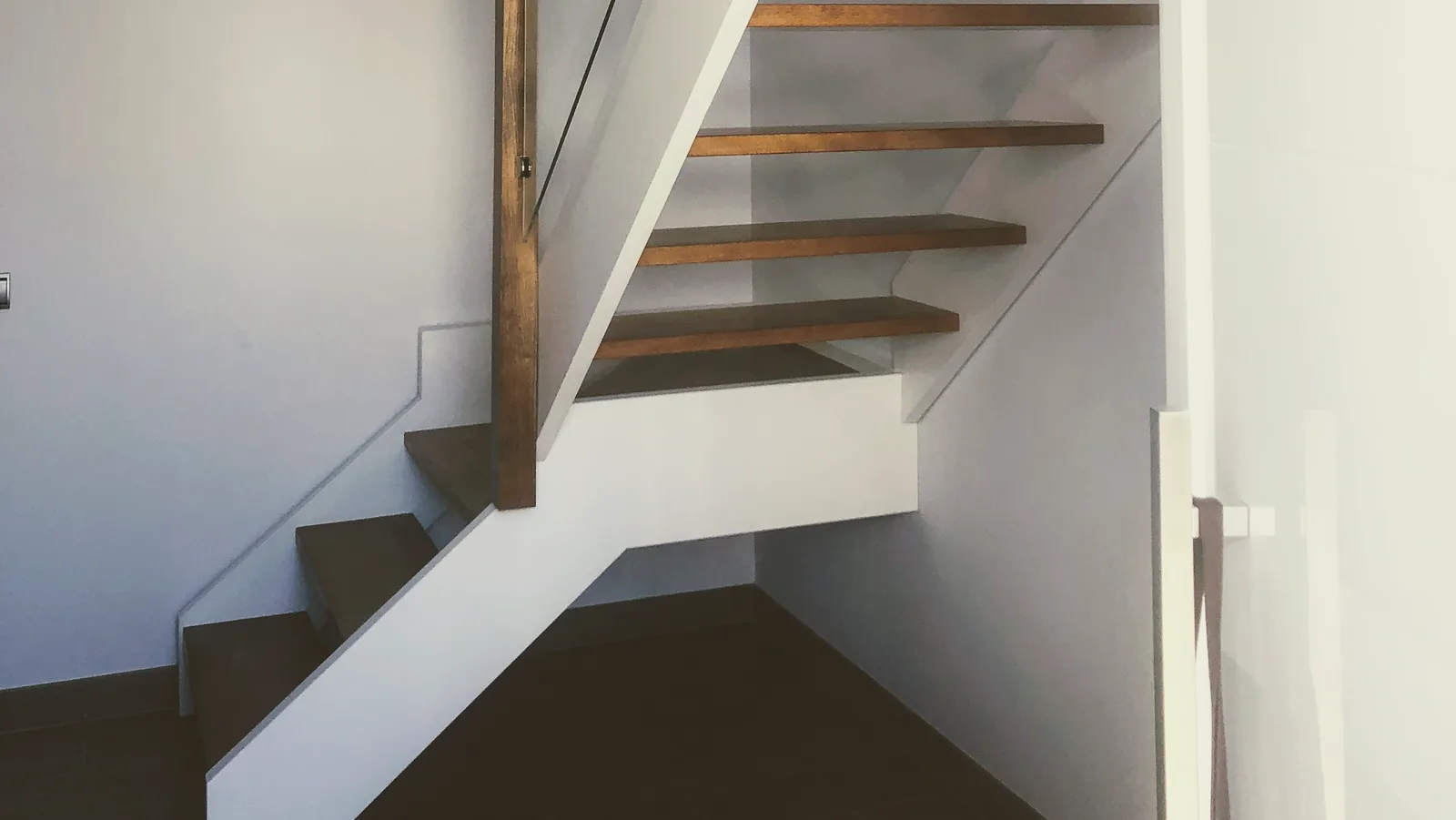 Escalera volada de madera maciza