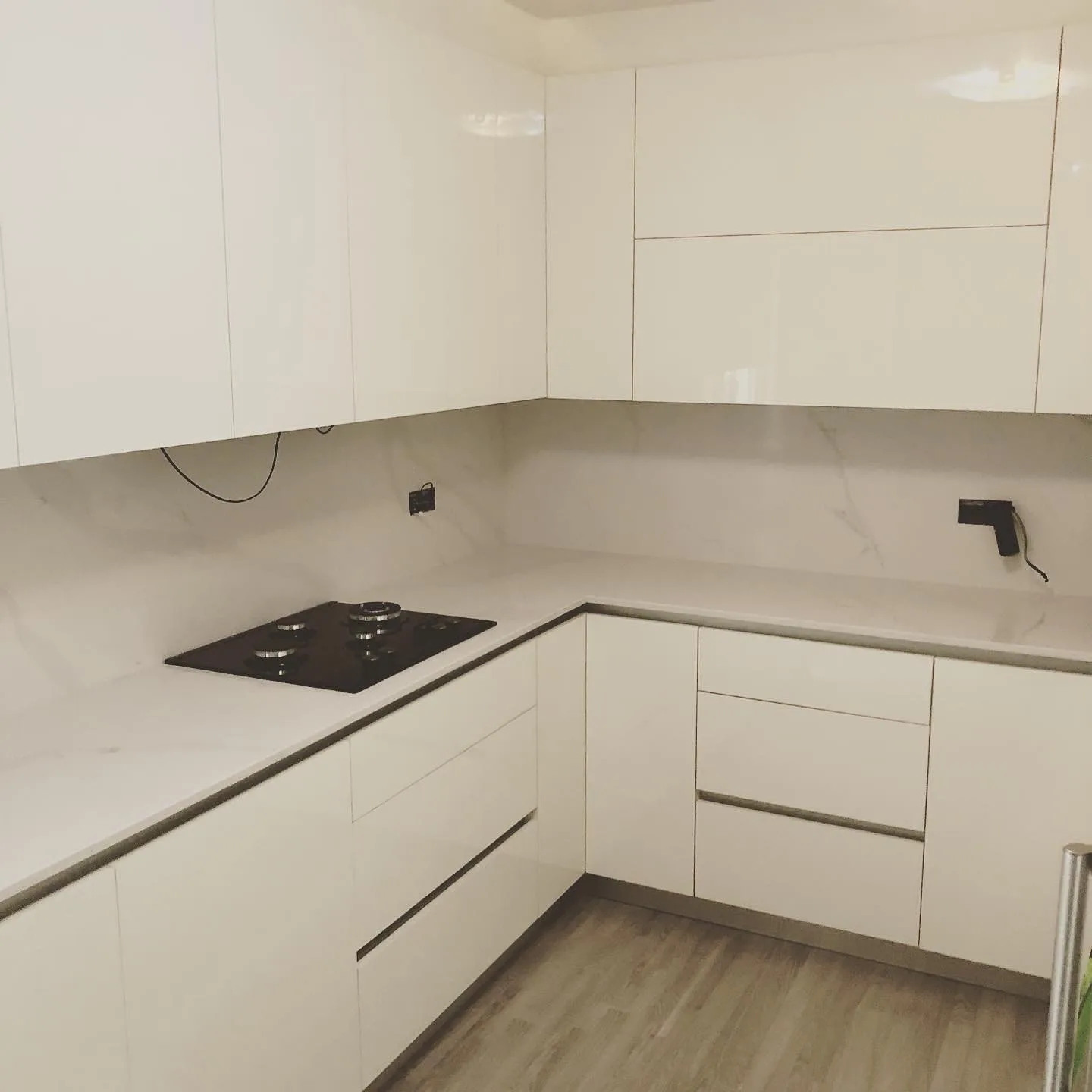 Cocina a medida lacada en blanco con encimera de mármol