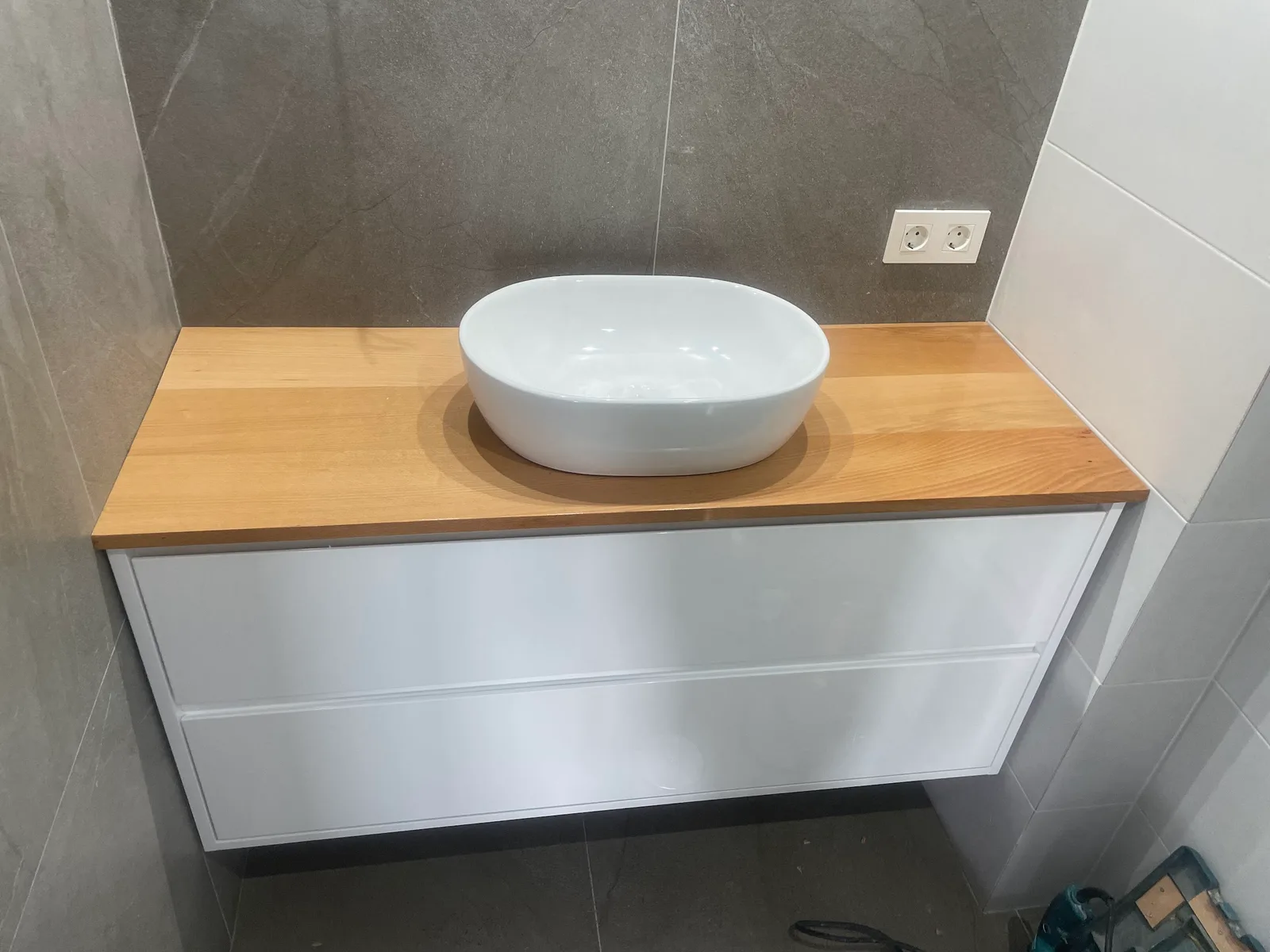 Mueble de baño con encimera de madera maciza y lavabo sobre encimera
