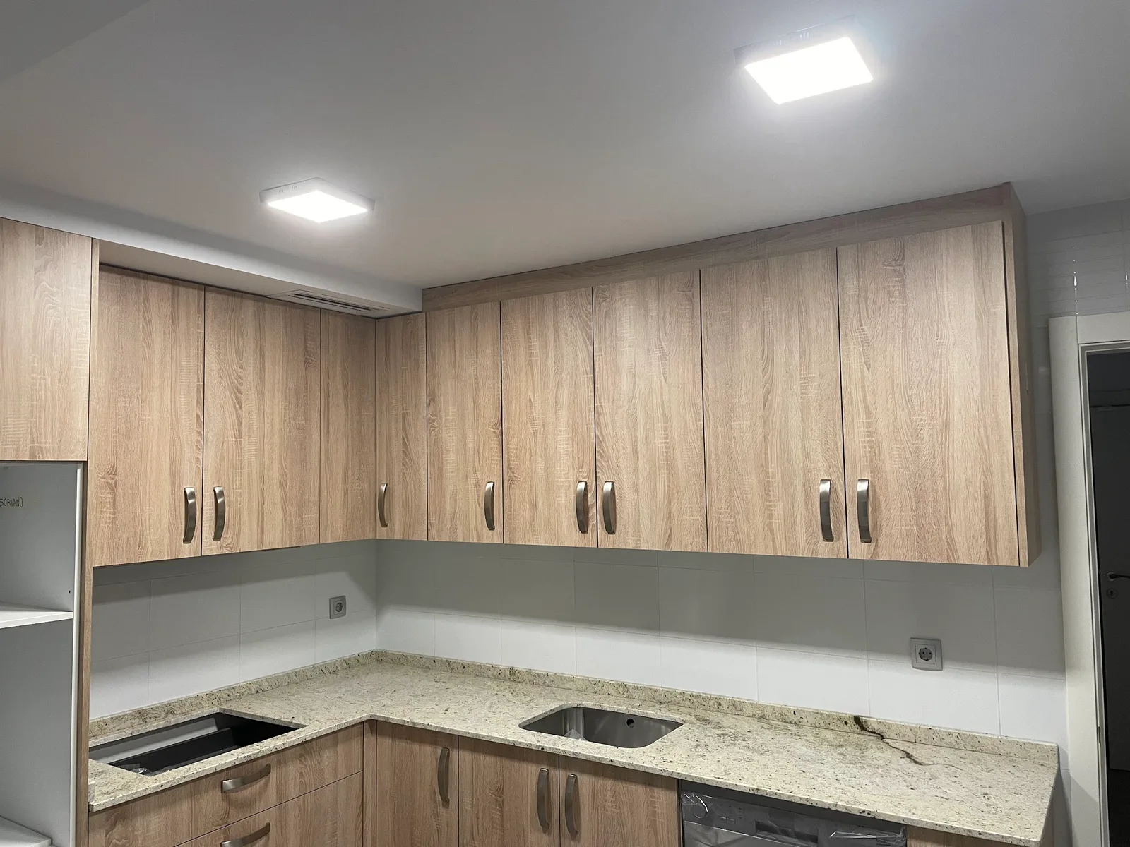 Cocina a medida en madera con encimera de granito