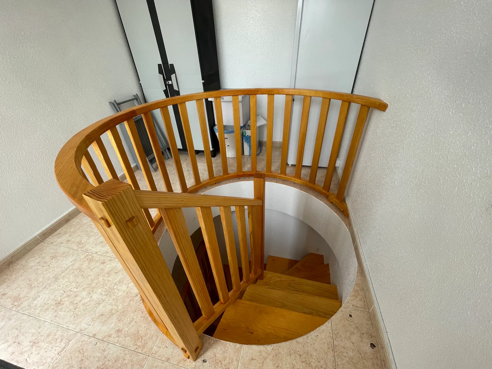 Escalera de caracol de madera con barandilla curvada